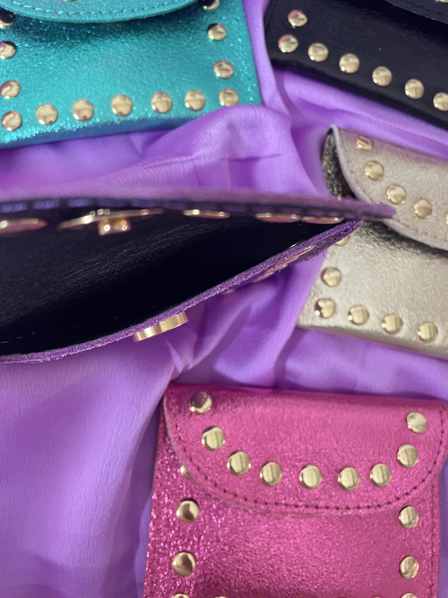 Tarjetero piel tachuelas