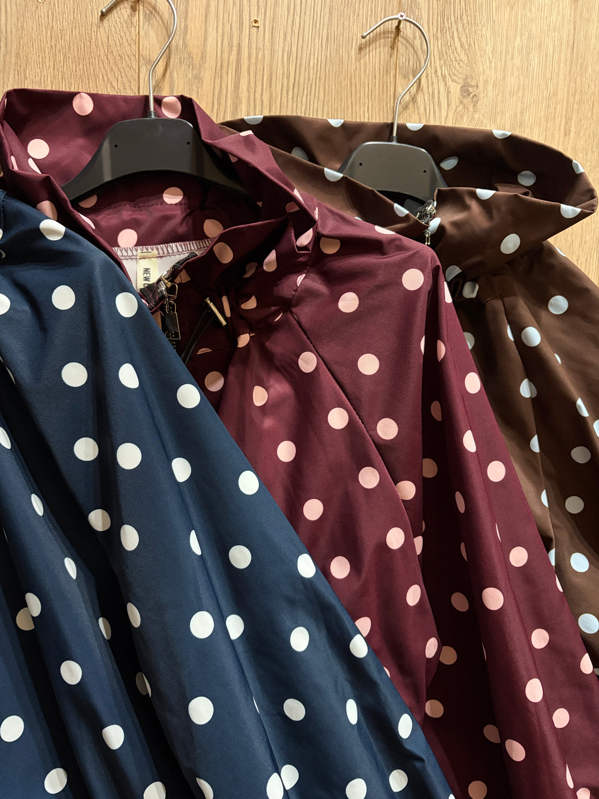 Chaqueta lunares con cremallera