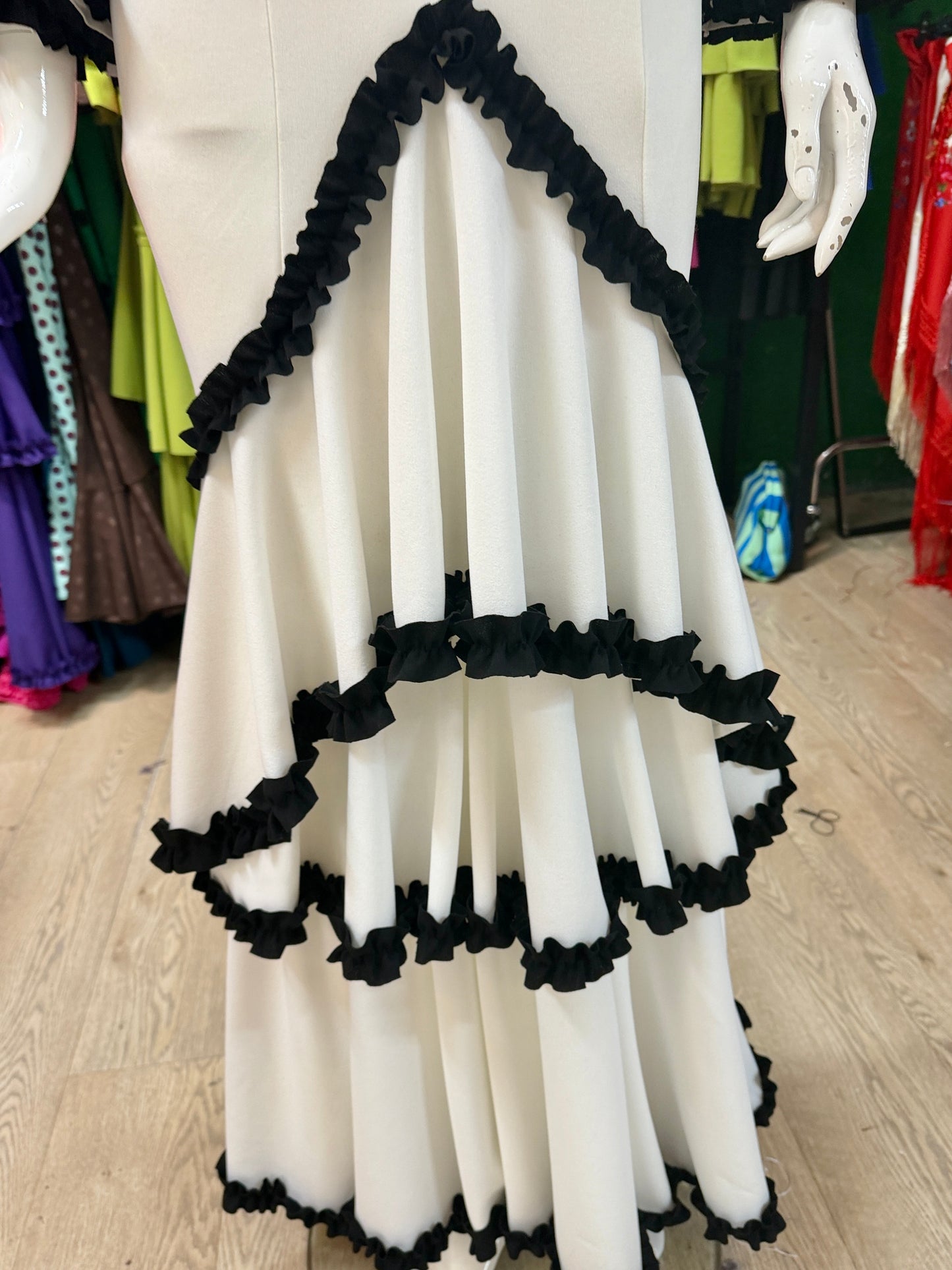 Traje flamenca blanco con bordado filo en negro