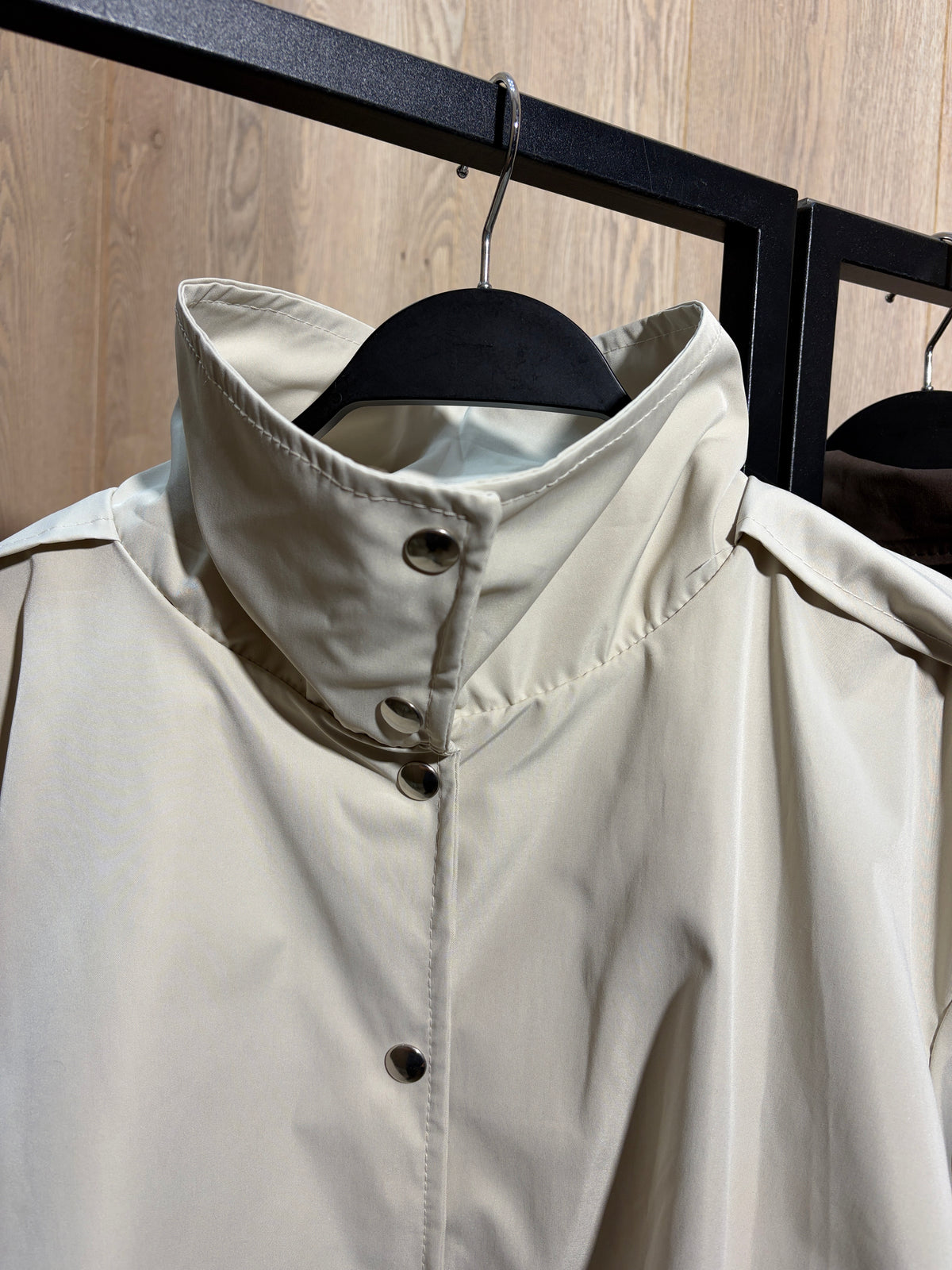 Chaqueta botón con detalle hombro