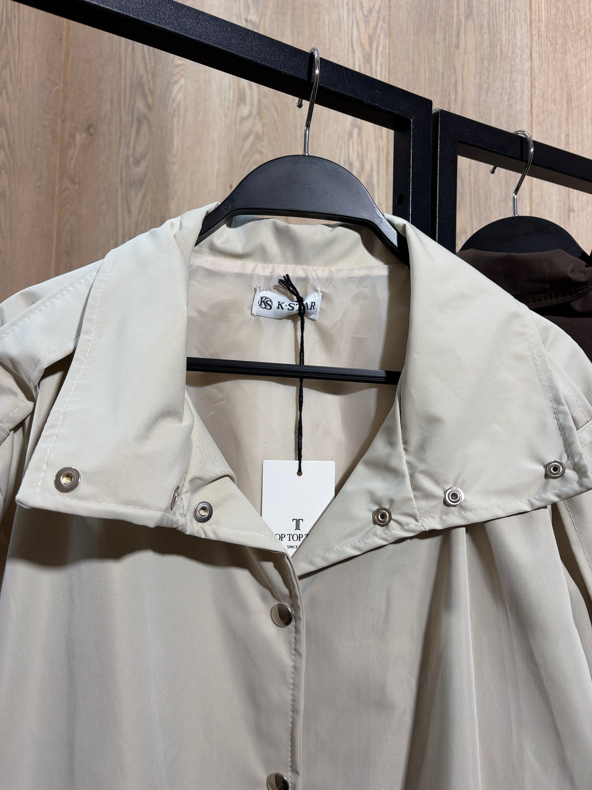 Chaqueta botón con detalle hombro