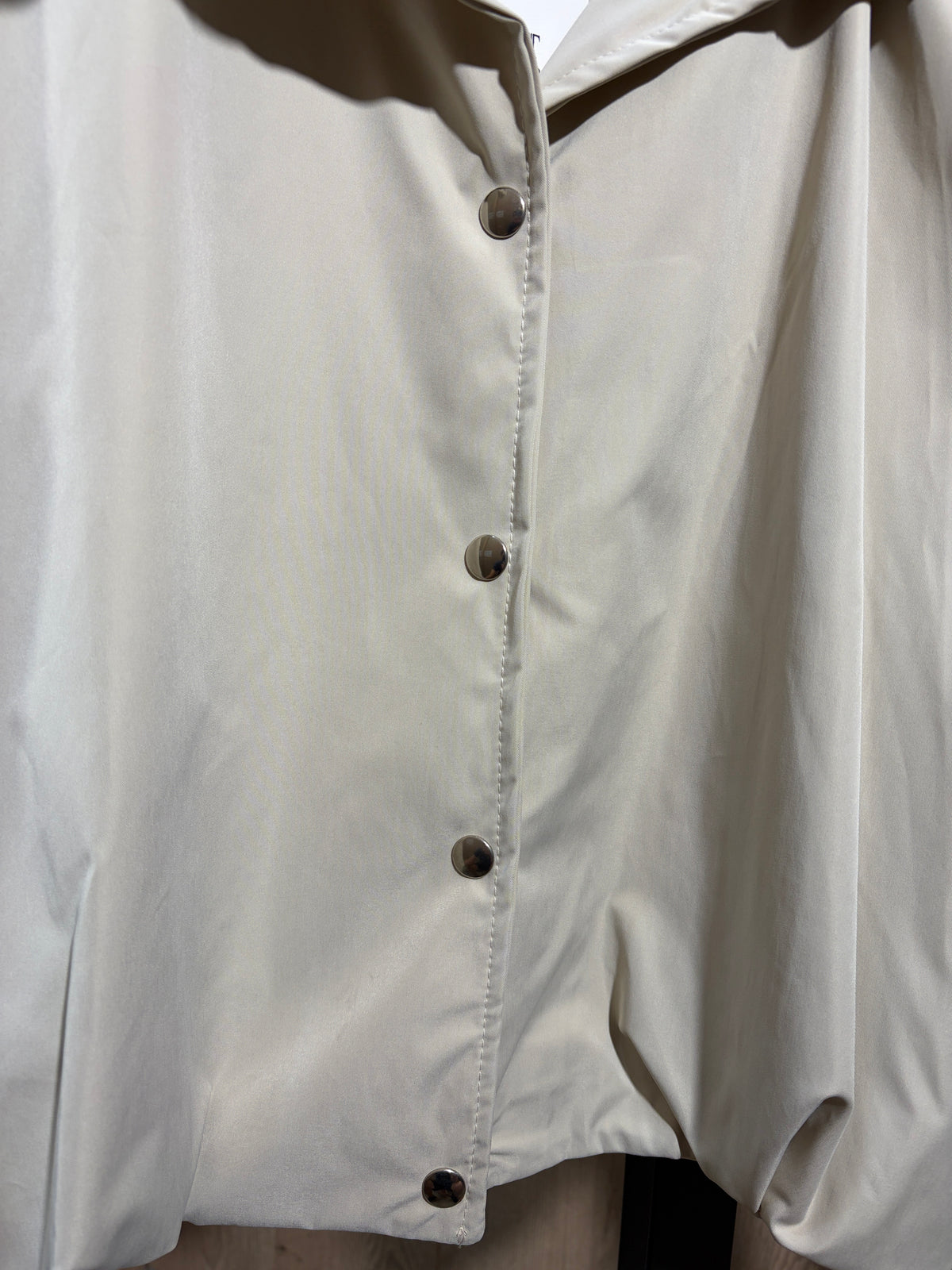 Chaqueta botón con detalle hombro