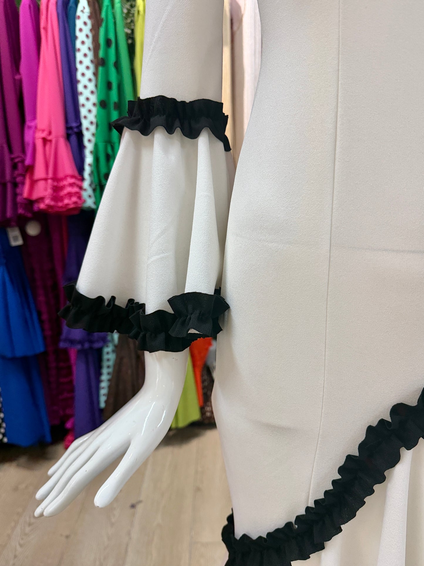 Traje flamenca blanco con bordado filo en negro