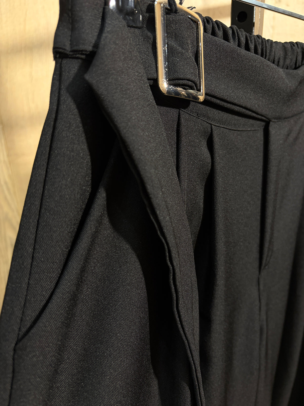 Pantalon bombacho detalle cintura