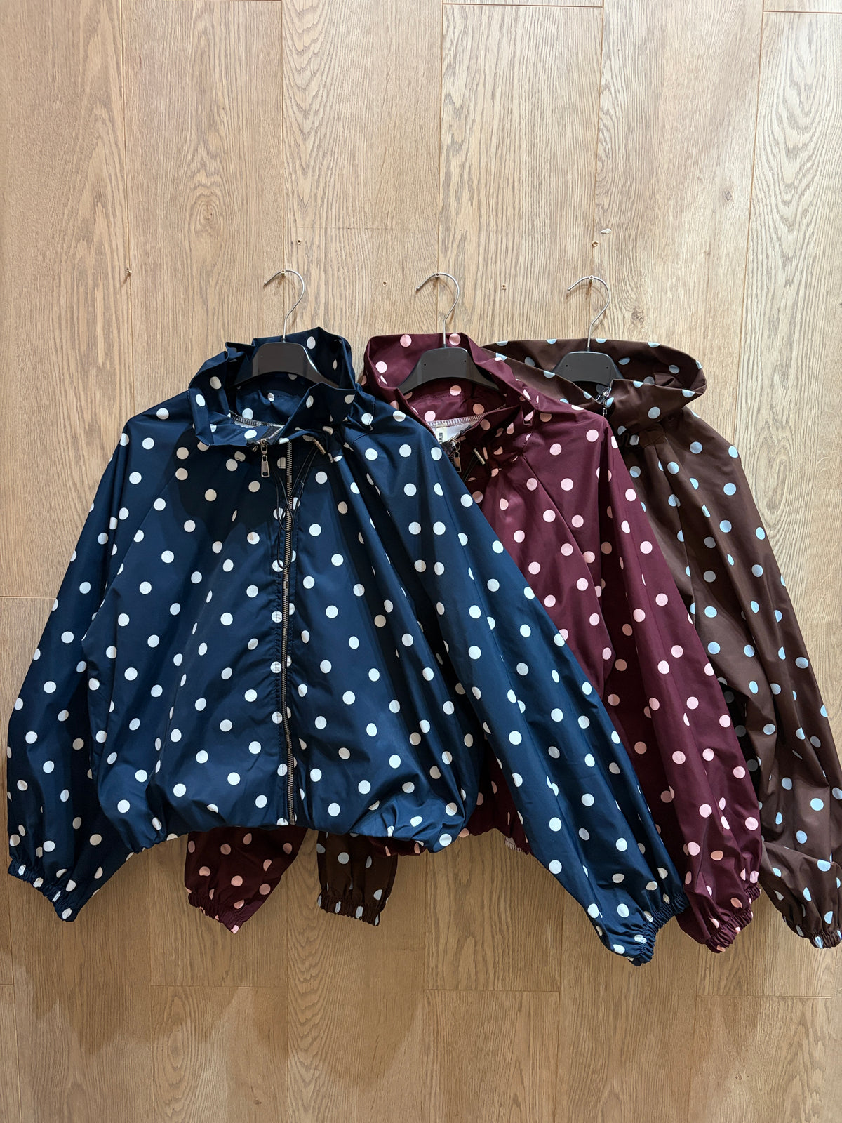 Chaqueta lunares con cremallera