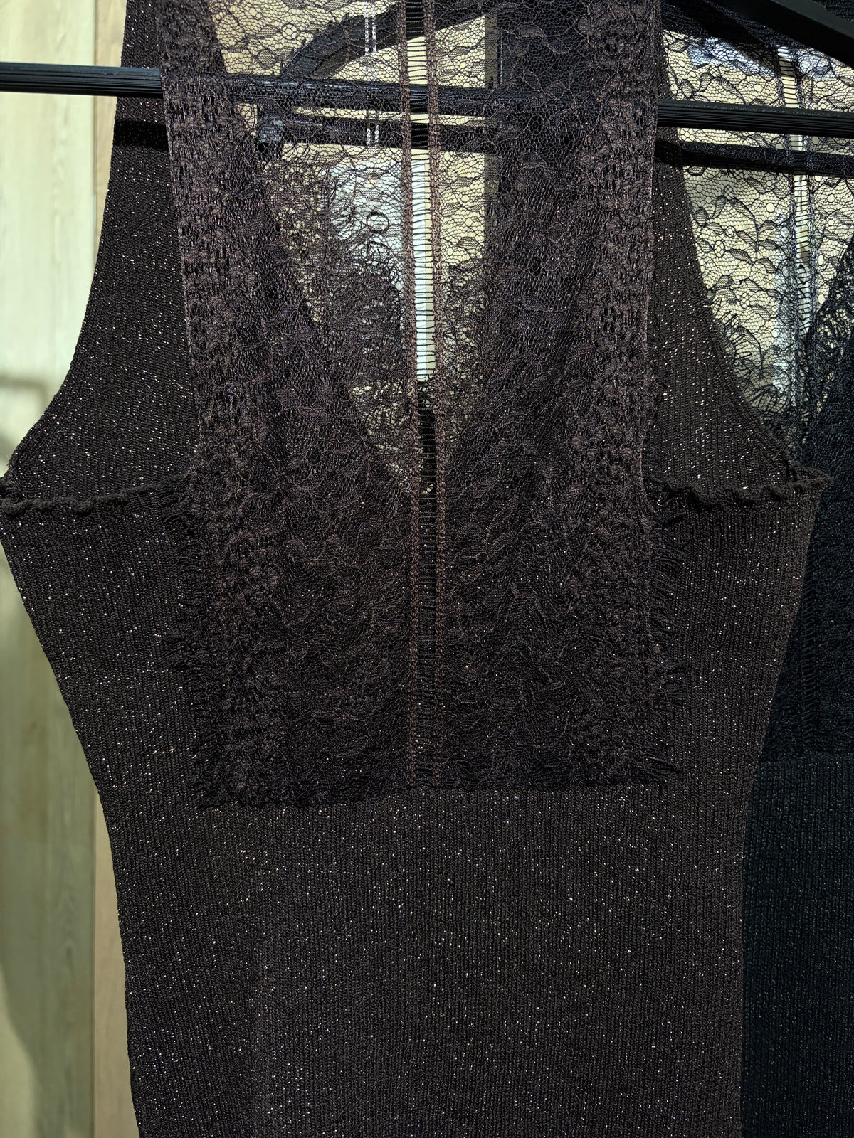 Top brillo con encaje