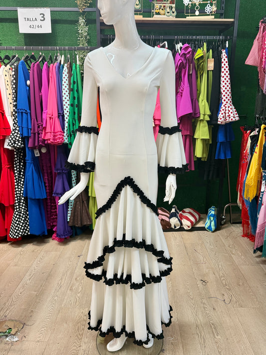 Traje flamenca blanco con bordado filo en negro
