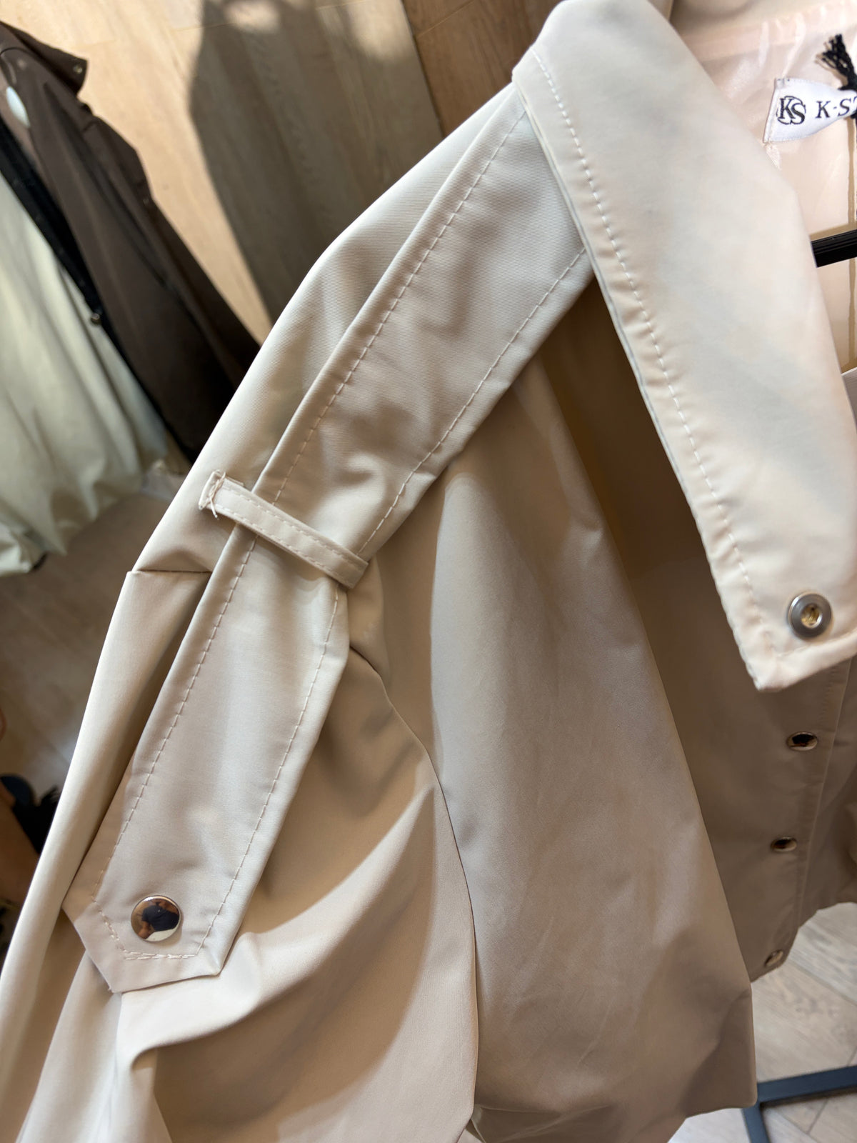 Chaqueta botón con detalle hombro