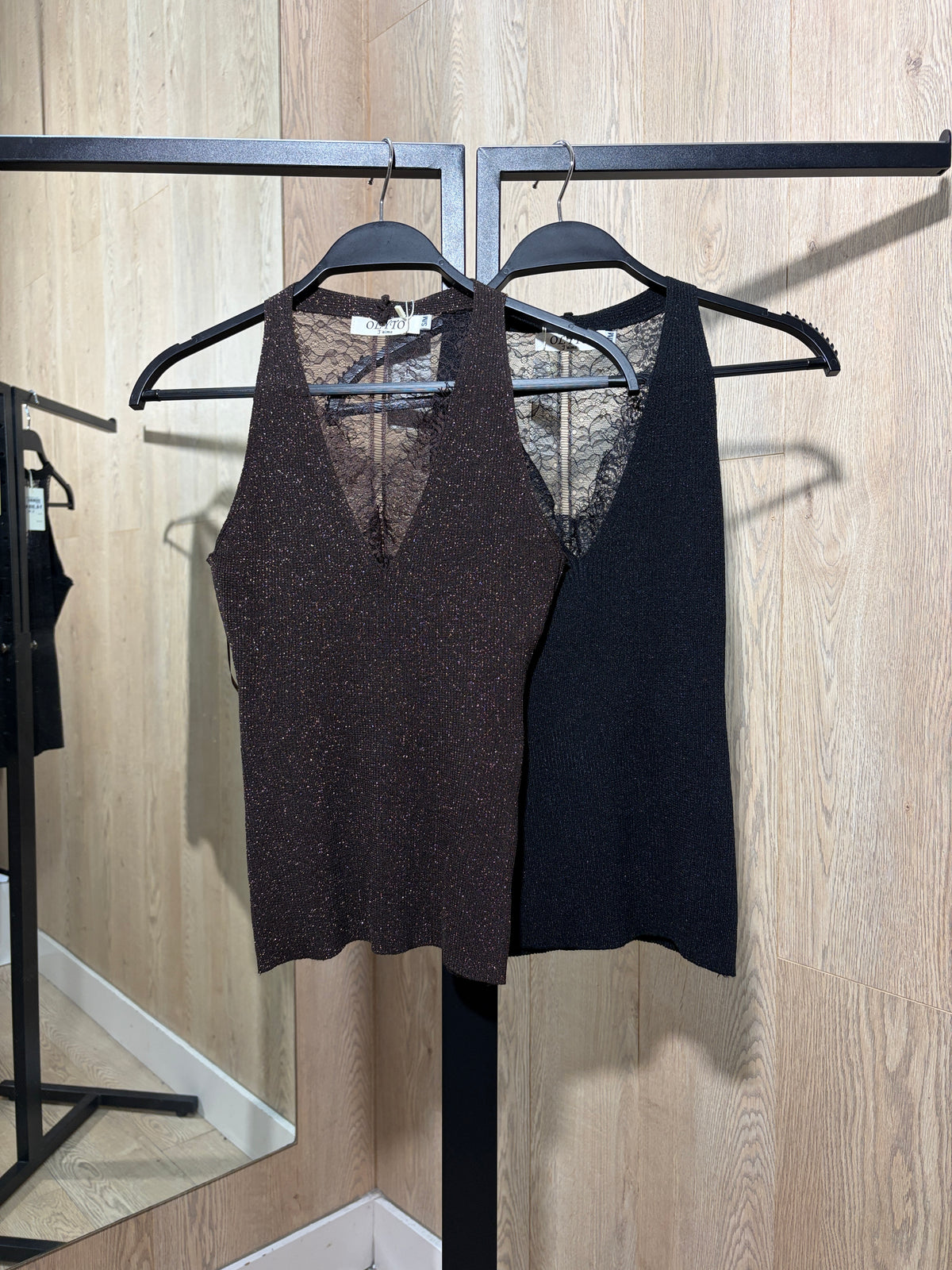 Top brillo con encaje