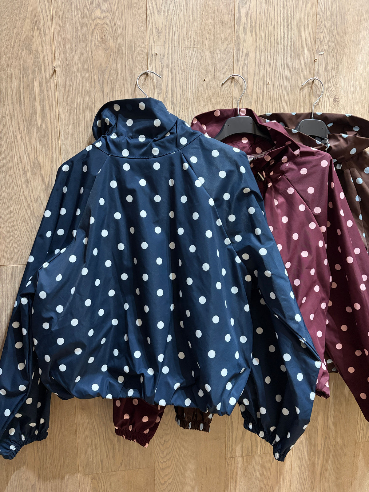 Chaqueta lunares con cremallera