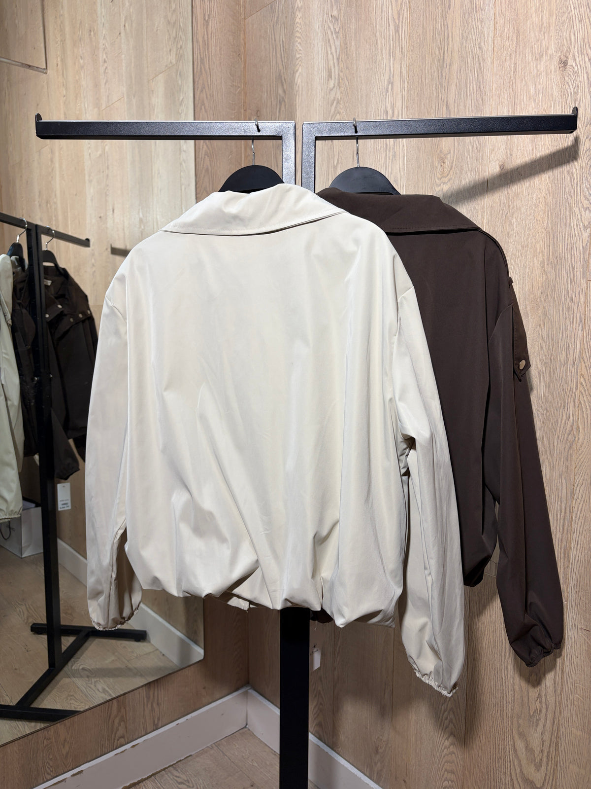 Chaqueta botón con detalle hombro