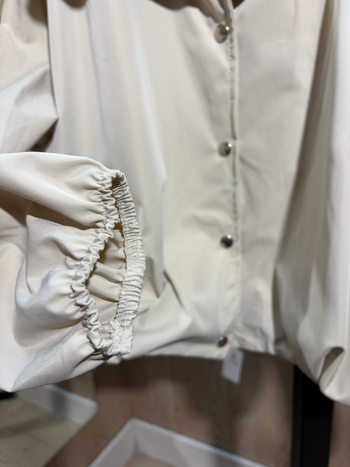 Chaqueta botón con detalle hombro