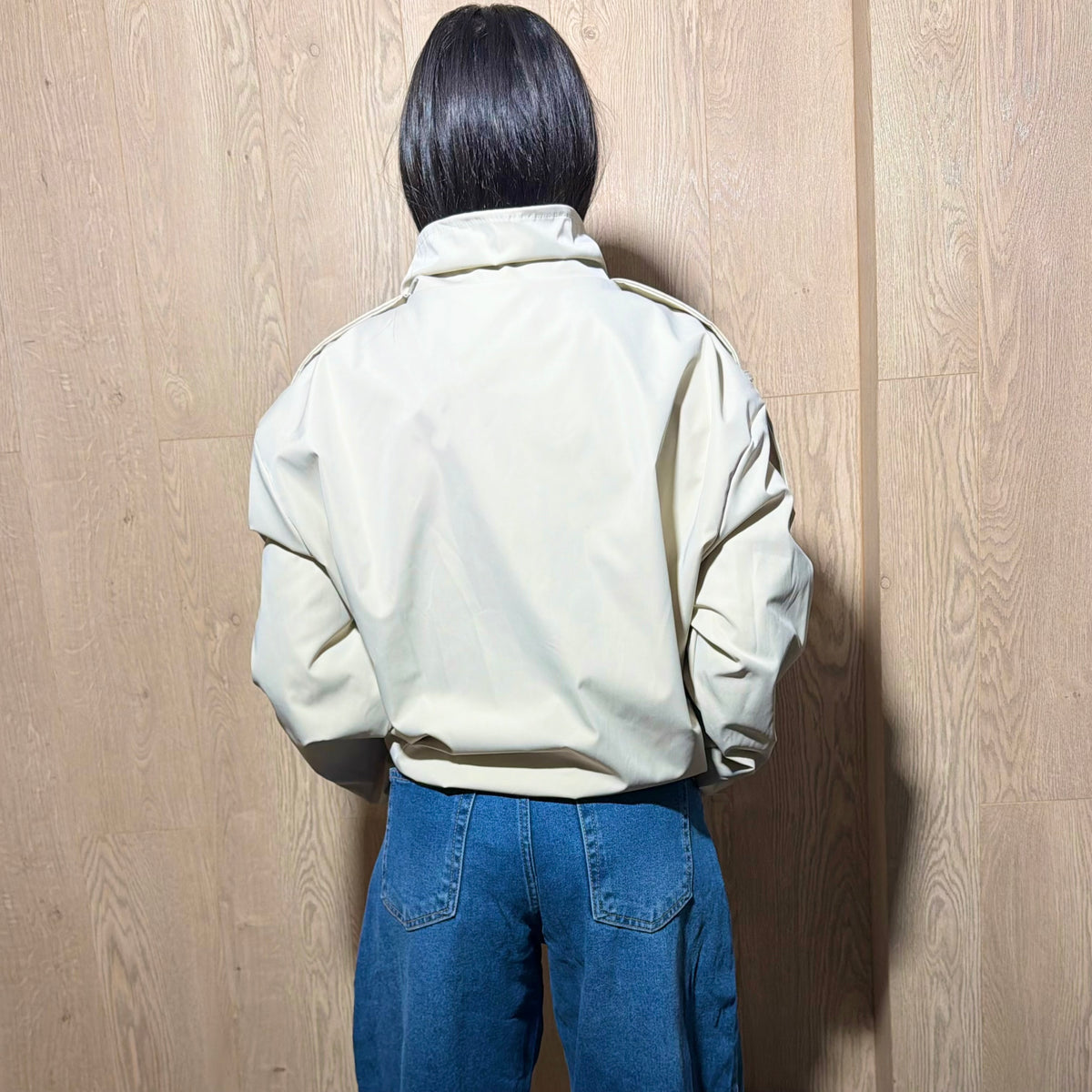 Chaqueta botón con detalle hombro