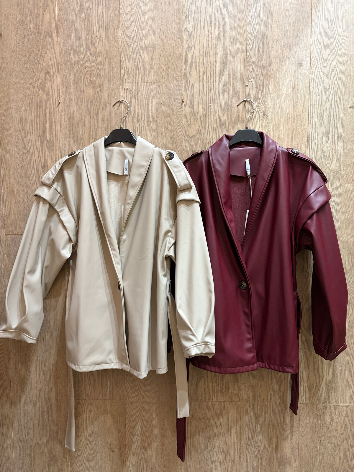 Chaqueta poli piel con lazo
