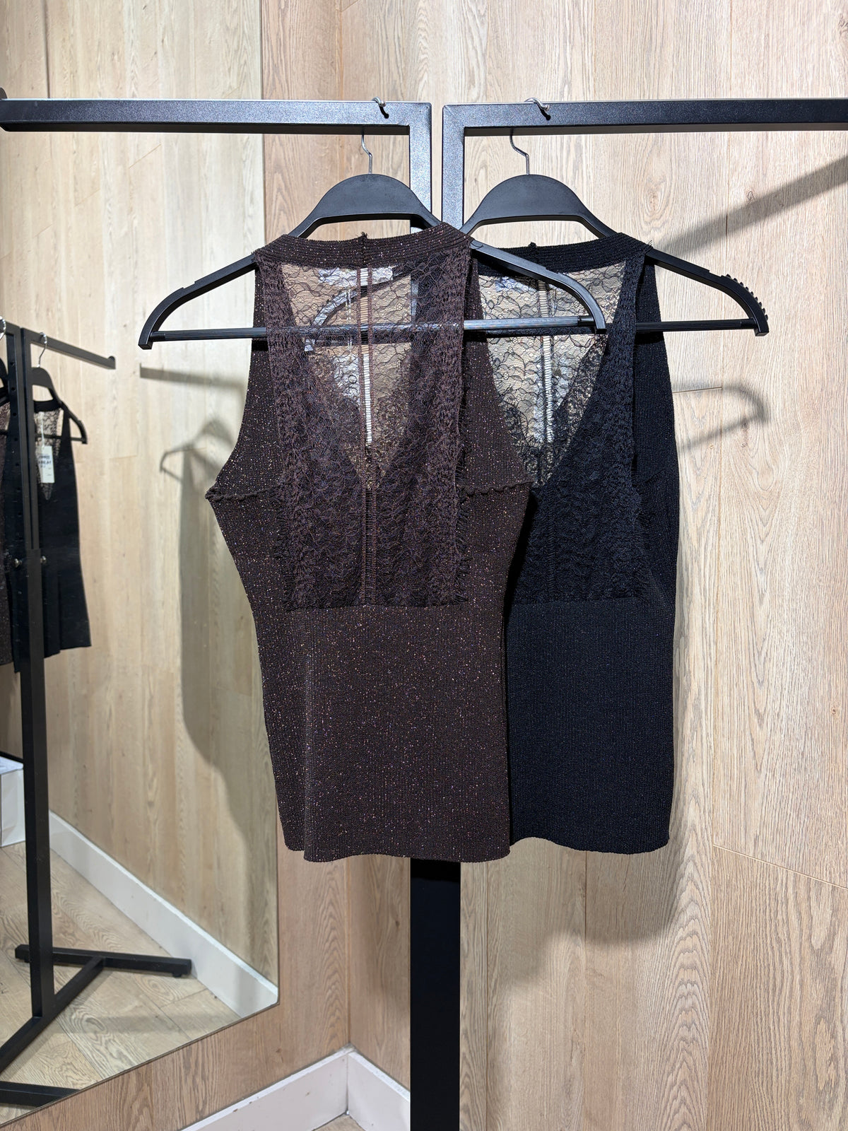 Top brillo con encaje