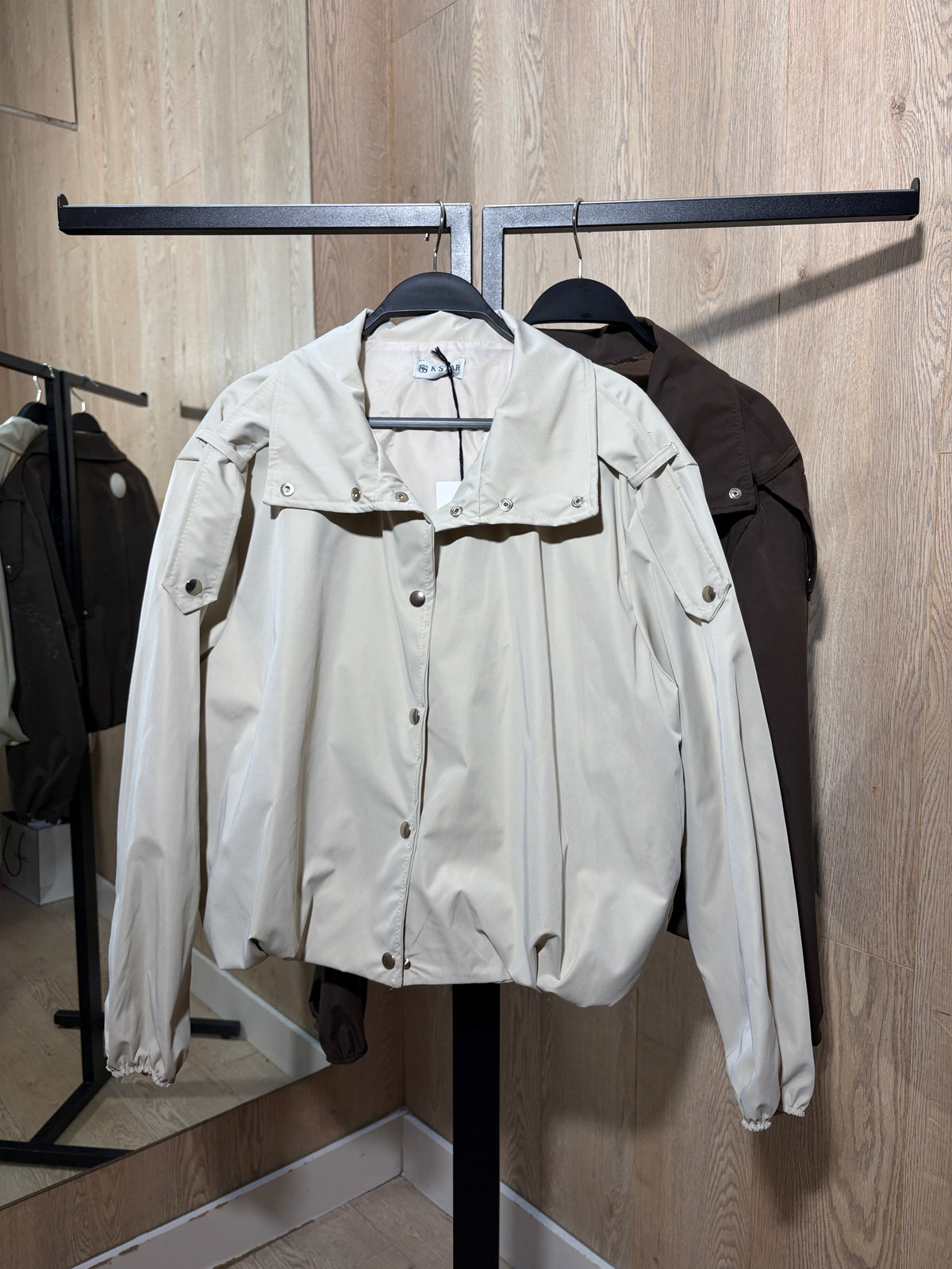 Chaqueta botón con detalle hombro